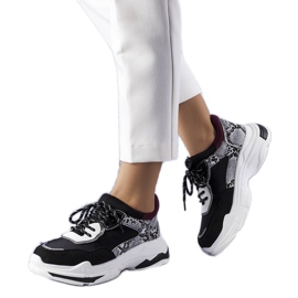 Svarta sneakers dekorerade med Savard-inlägg