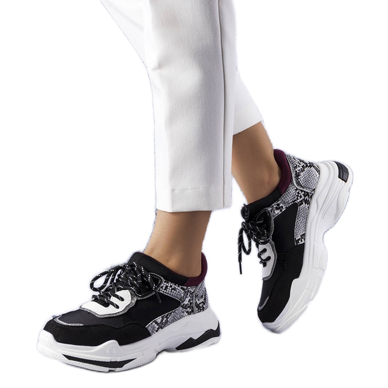 Svarta sneakers dekorerade med Savard-inlägg