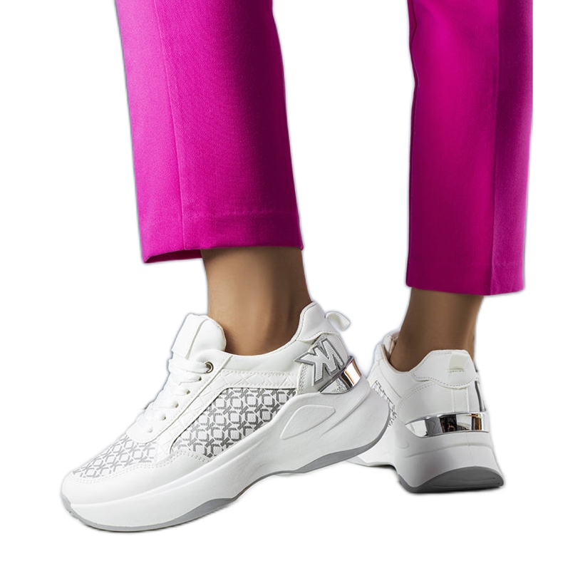 Margie vita sneakers med monogram