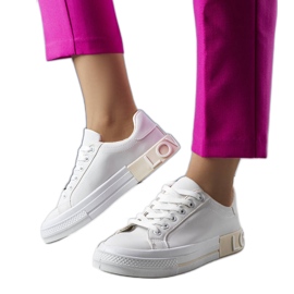 Vita och beige sneakers dekorerade med Nora-inskriptionen