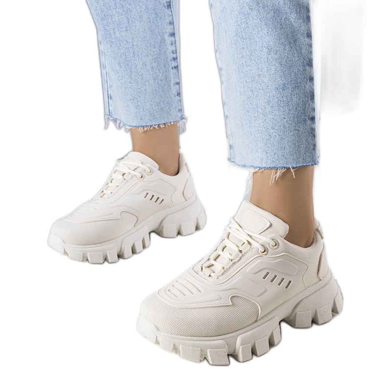 Beige sneakers på massiv sula från Inez