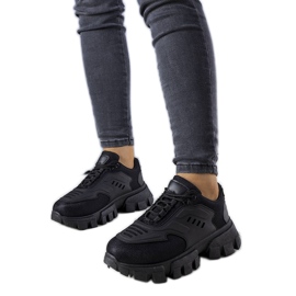 BM Svarta sneakers på en massiv Inez-sula