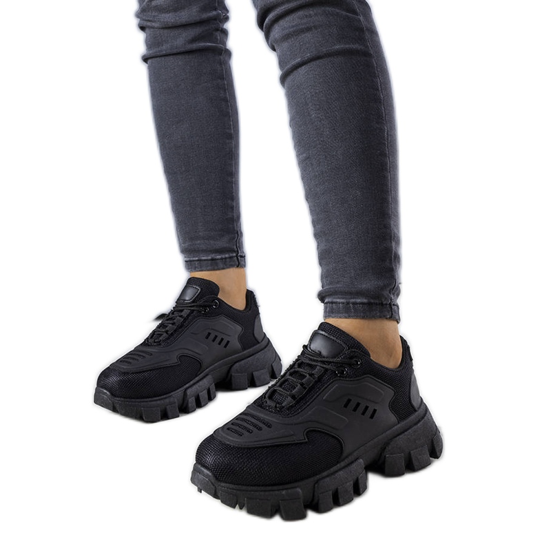 BM Svarta sneakers på en massiv Inez-sula