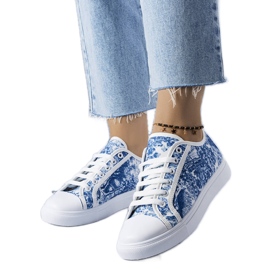 Vita och blåa textilsneakers från Aucoin