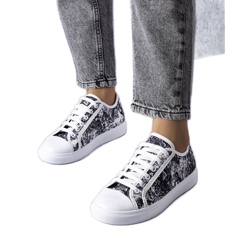 Svarta och vita textilsneakers från Aucoin