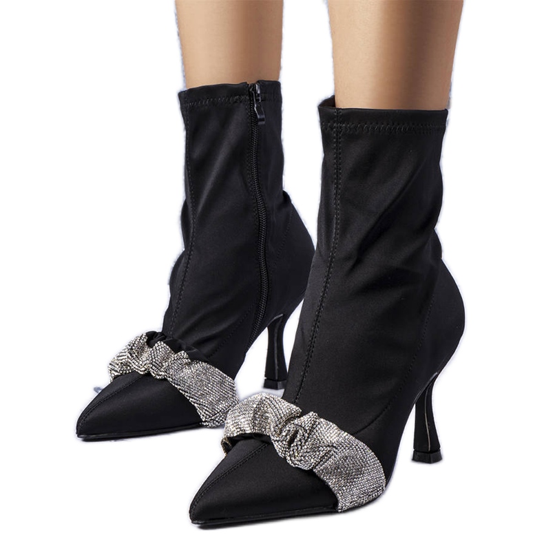 Svarta stövlar dekorerade med Caisse-rhinestones