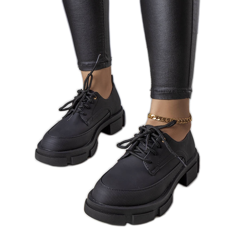 Svarta skor med massiv sula från Kay