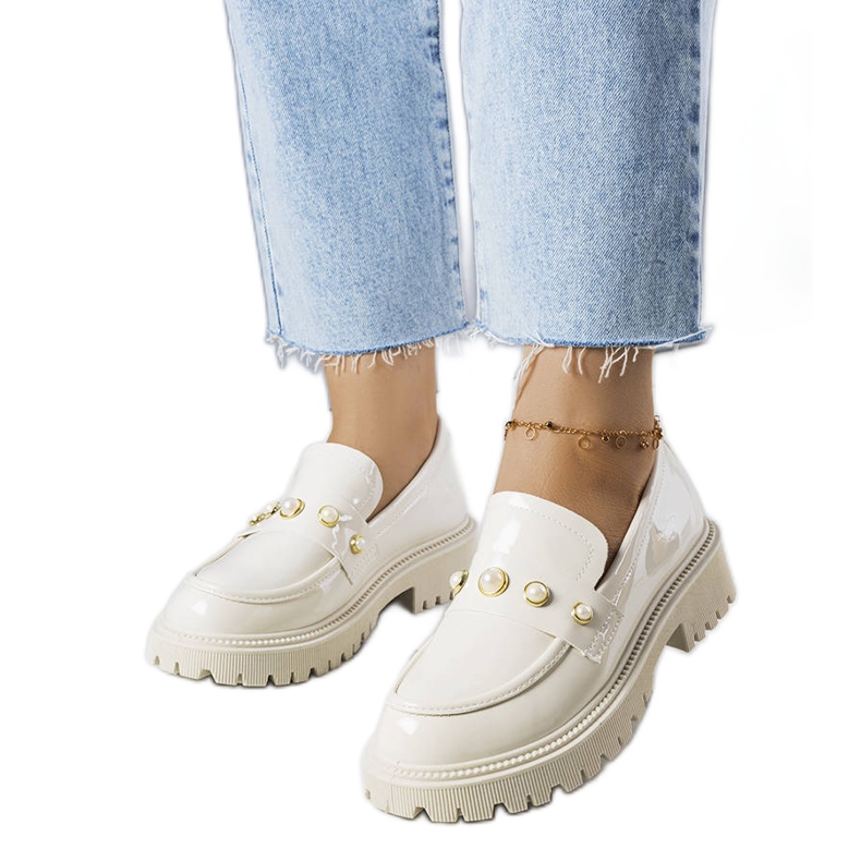 Beigelackade skor med Serlait-pärlor