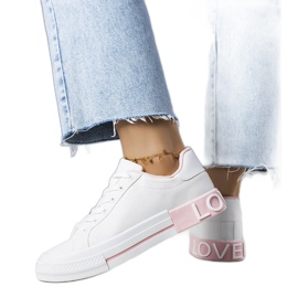 Vita och rosa sneakers dekorerade med Nora-inskriptionen