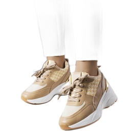Beige sneakers dekorerade med Lora-monogrammet