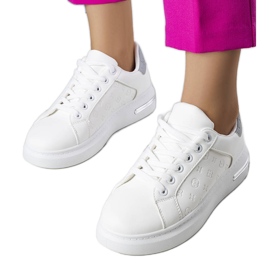 Vita sneakers med hög sula från Tasha