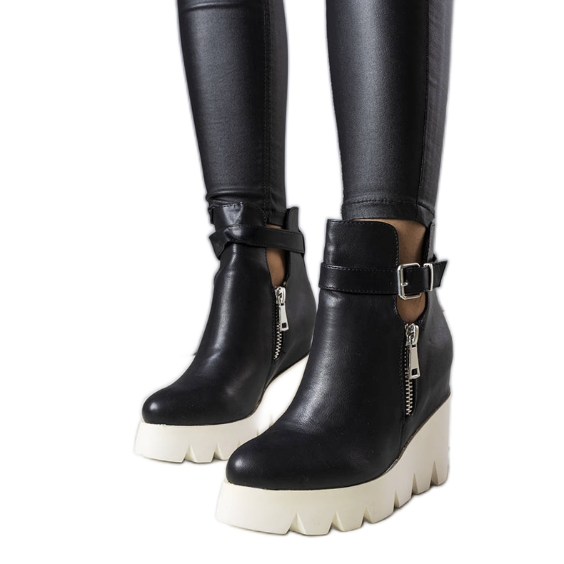 Svarta kilstövlar från Sherri