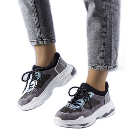 Gråa sneakers dekorerade med Savard-inlägg