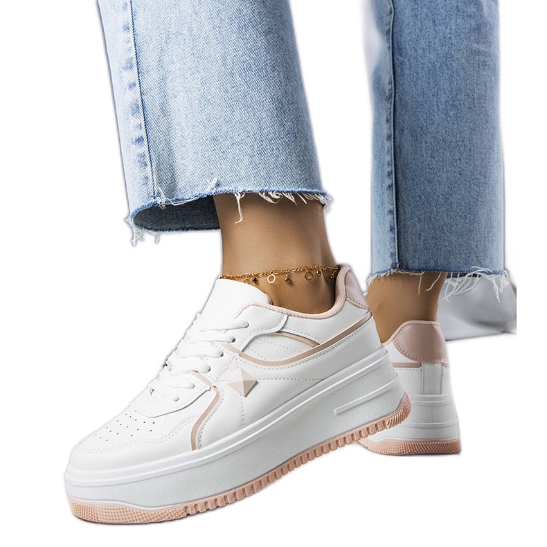 Vita och rosa sneakers på Lepage-plattformen