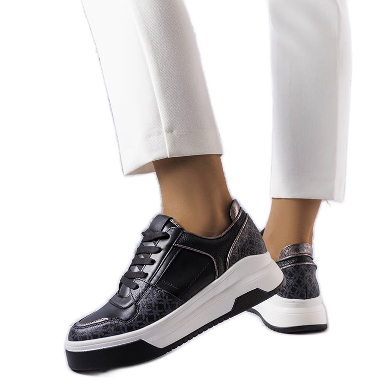 Svarta sneakers dekorerade med Grandbois monogram