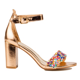 Eleganta sandaler med guldpärlor från Shelovet gyllene