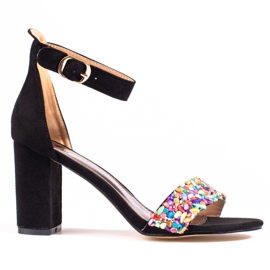 Eleganta svarta sandaler med pärlor från Shelovet