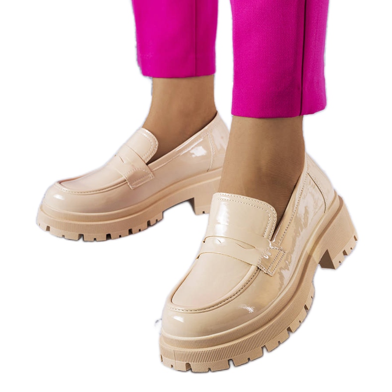 Beigelackade pumps från Phaneuf