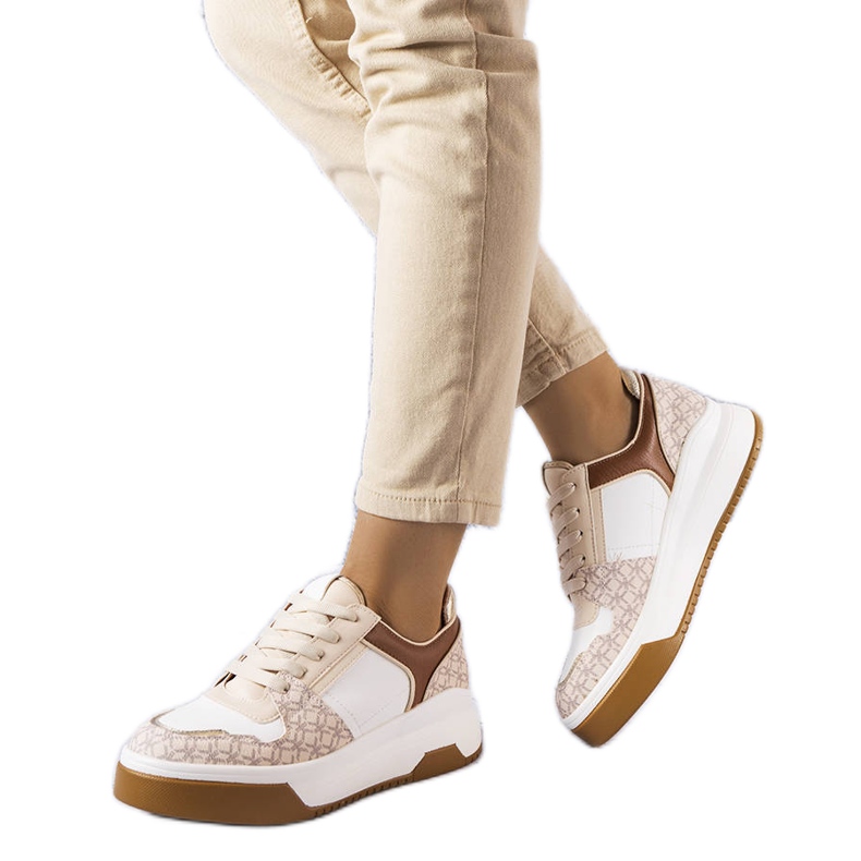 Bruna sneakers dekorerade med Grandbois monogram