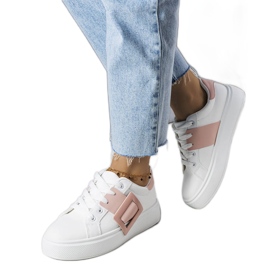 Vita sneakers dekorerade med ett rosa Toni-spänne