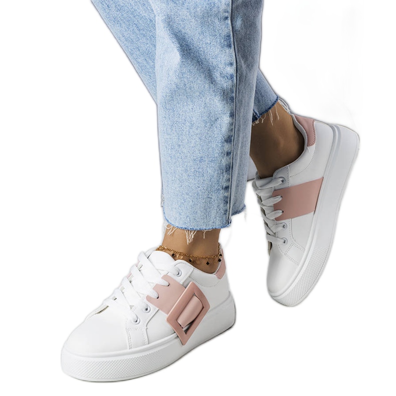 Vita sneakers dekorerade med ett rosa Toni-spänne