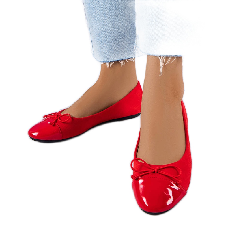 Rödlackade ballerinor från Simard