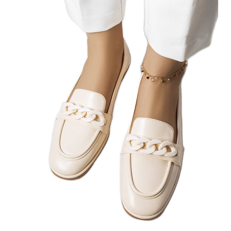 Beige loafers dekorerade med en Bobbie-kedja