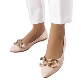 Beige ballerinas med en gyllene kedja