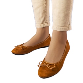 Bruna ballerinor med en Chandonnet-rosett