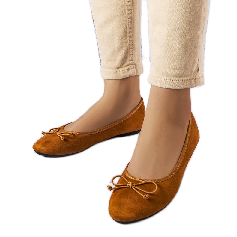 Bruna ballerinor med en Chandonnet-rosett