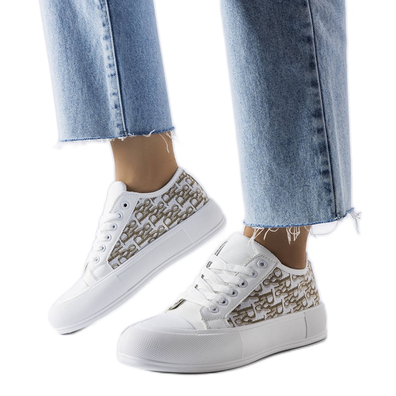 Vita sneakers med beigemönster från Marquis