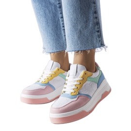 Rosa sneakers dekorerade med Paré-prägling