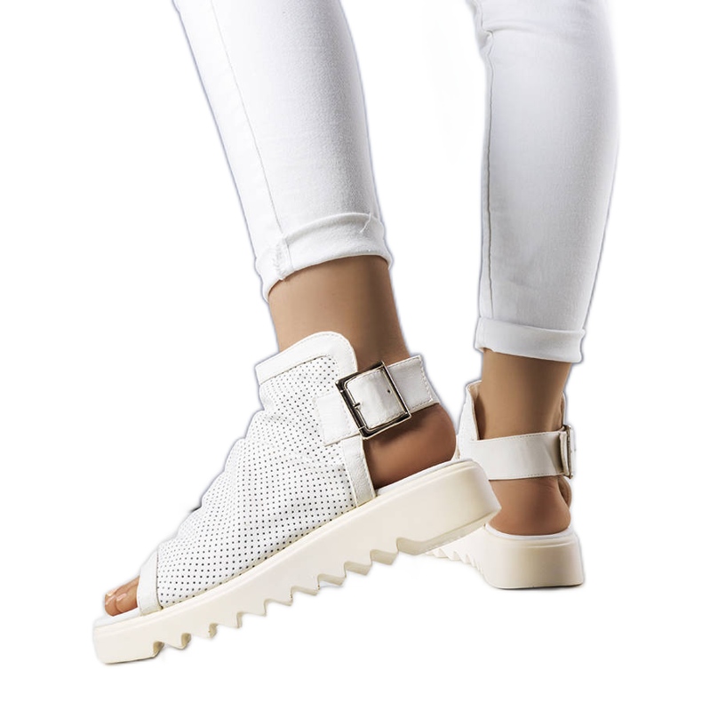 PA1 Vita genombrutna sandaler från Beulah