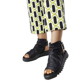 PA1 Svarta genombrutna sandaler från Beulah