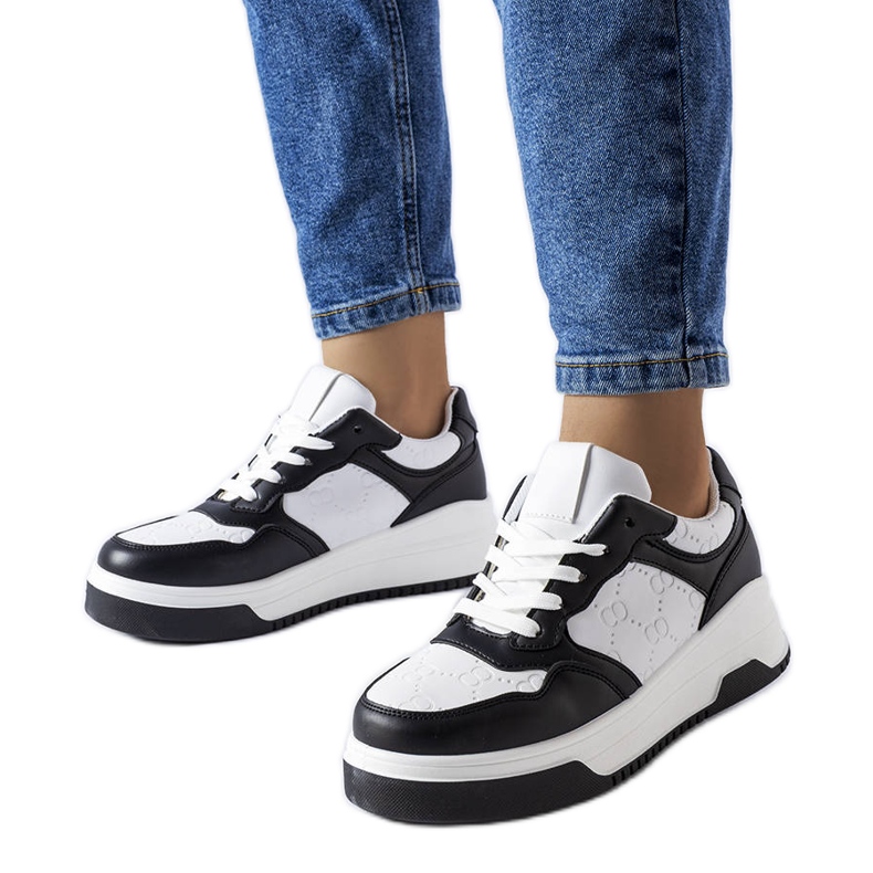 Svarta sneakers dekorerade med Paré-prägling