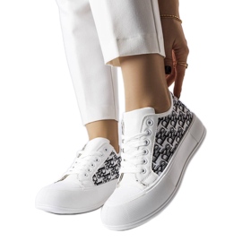 Vita sneakers med svart mönster från Marquis