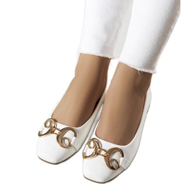 Vita plattor med fyrkantig tå från Shawn