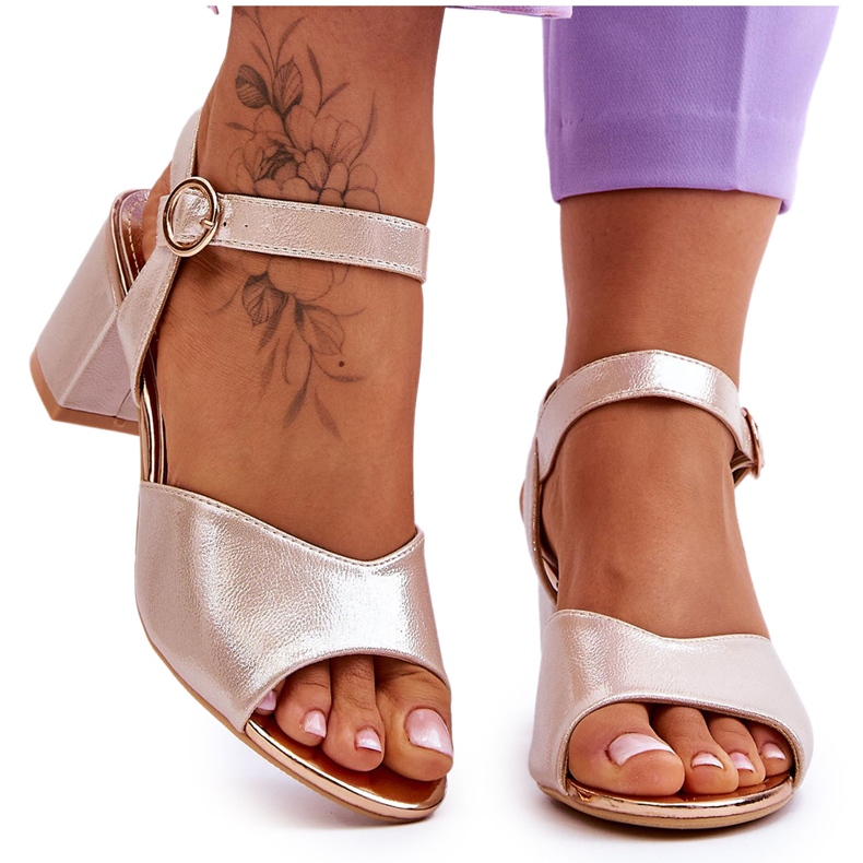 Vinceza Bekväma lädersandaler på en guldklack av Bellamy gyllene