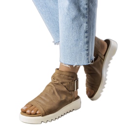 PA1 Bruna genombrutna sandaler från Beulah beige