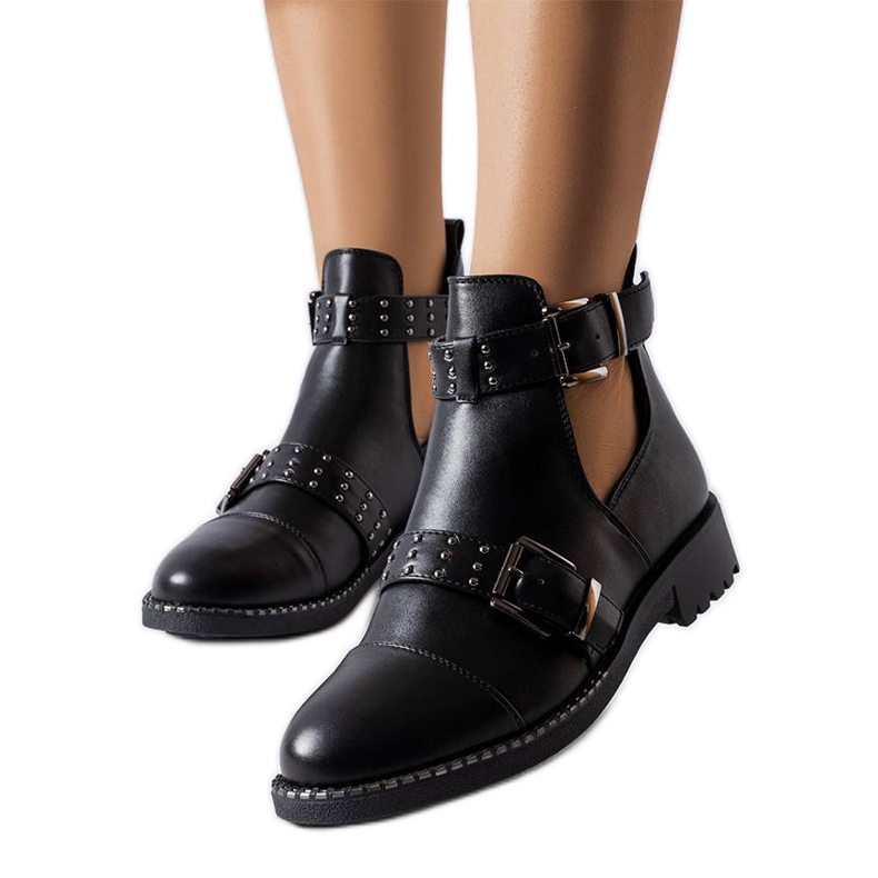 Svarta utskurna stövlar från Blondlot