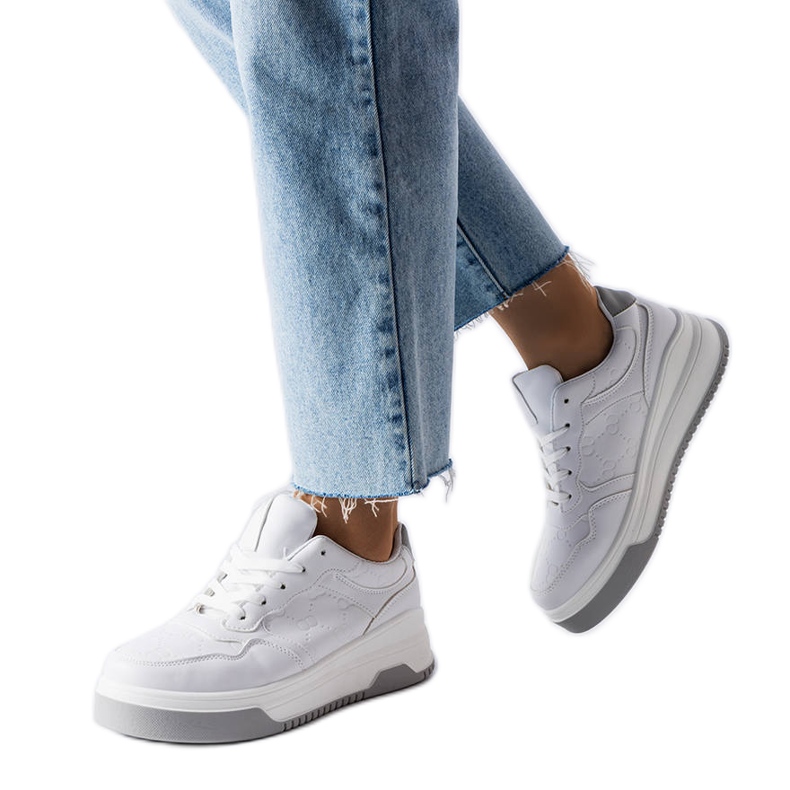 Vita sneakers dekorerade med Pare-embossing