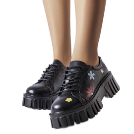 Svarta brogues dekorerade med Tvillingblommor