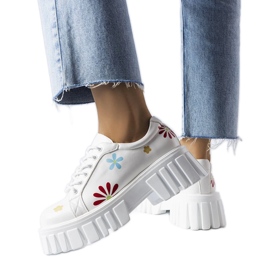 Vita brogues dekorerade med Tvillingblommor