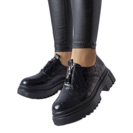 Svarta brogues med prägling från Travers