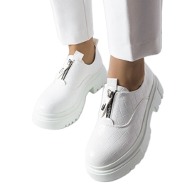 Vita brogues dekorerade med Travers-prägling