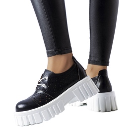 Svarta genombrutna massiva skor från Camus