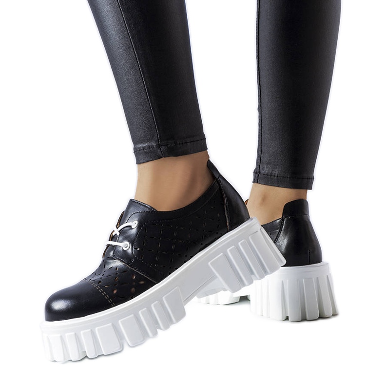 Svarta genombrutna massiva skor från Camus