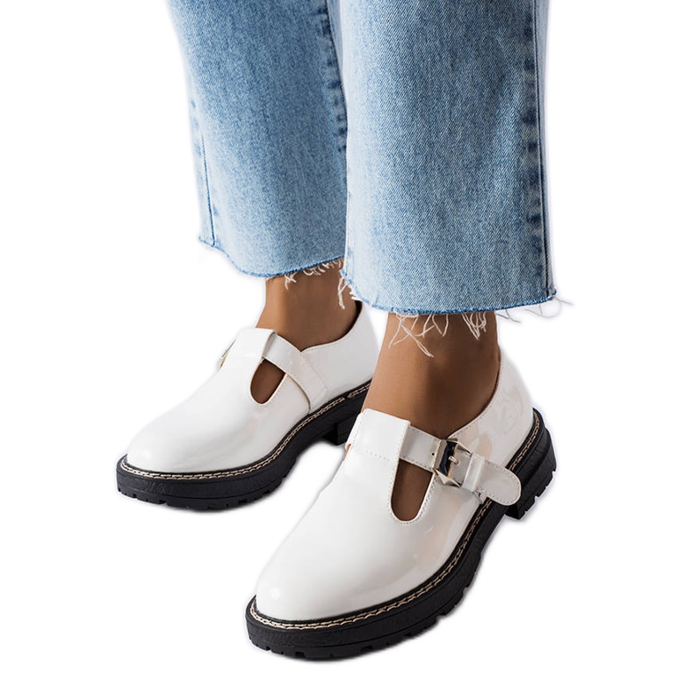 Vaden vitlackade skor