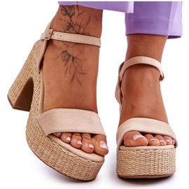 FI1 Bekväma mockasandaler på en tjock klack Beige Elishia brun