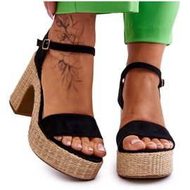 FI1 Bekväma mockasandaler på en massiv svart Elishia-stång